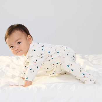 بدلة نوم مخملية بسحّاب، بيضاء ومُزيَّنة برسمة دب، للفتيان الرُضع